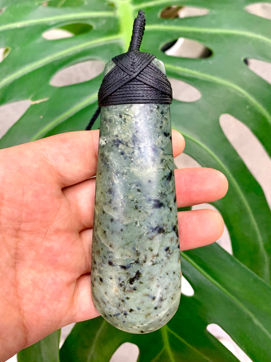 Hei Toki Pounamu with rounded edge New-Zealand Pendant (Medium)