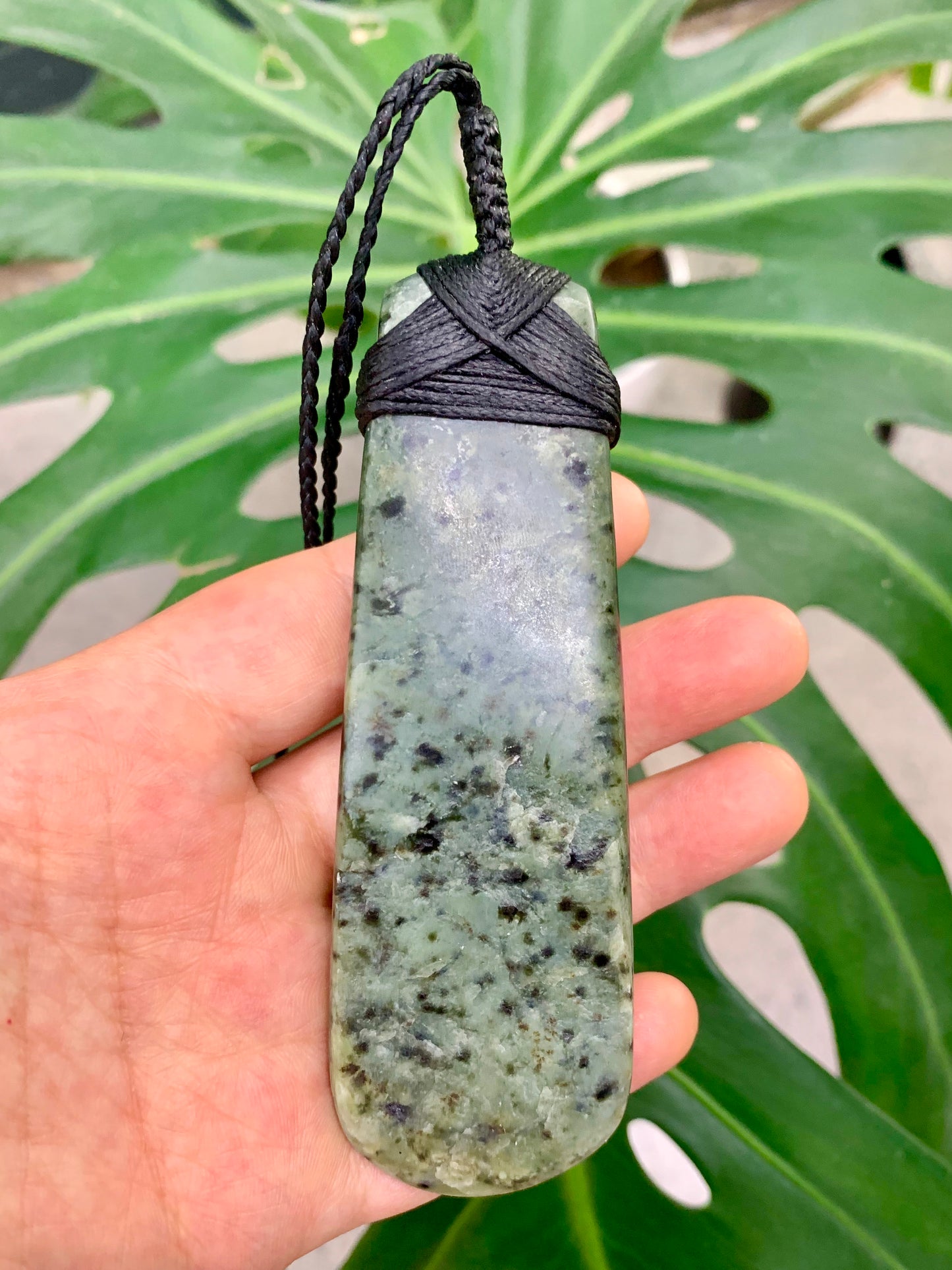 Hei Toki Pounamu with rounded edge New-Zealand Pendant (Medium)