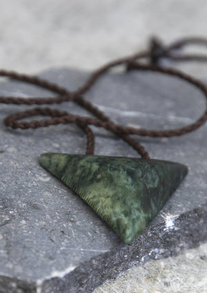 Rei Niho " Shark Tooth" Triangle Pounamu New-Zealand Greenstone