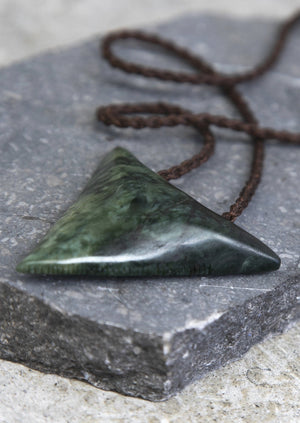 Rei Niho " Shark Tooth" Triangle Pounamu New-Zealand Greenstone