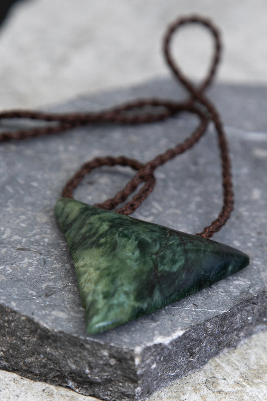 Rei Niho " Shark Tooth" Triangle Pounamu New-Zealand Greenstone